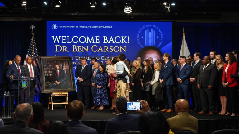 carsonportraitunveiling hud